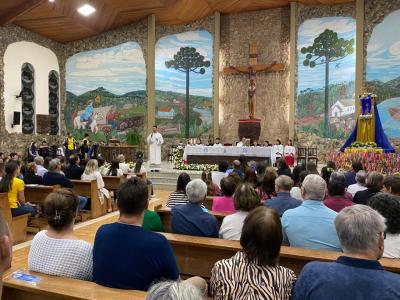 Padre Joaquim preside o oitavo dia da Novena em honra a Nossa Senhora Aparecida em Laranjeiras do Sul